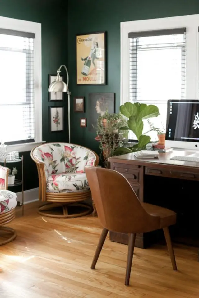 vert moderne deco bureau exemple fauteuil en cuir naturel cognac vert sauge tendance