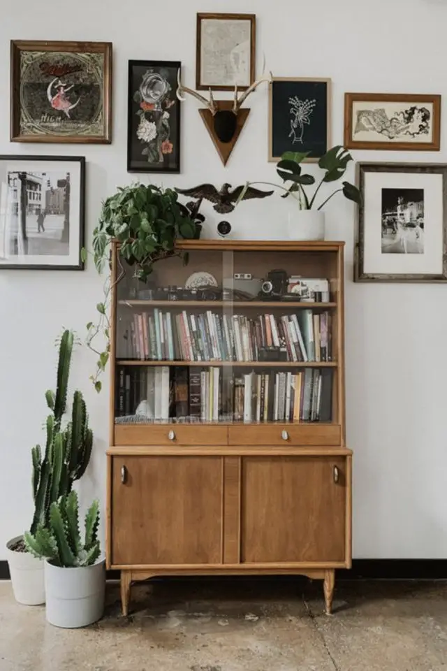 ambiance vintage mobilier annee 50 exemple bibliothèque vitrine rétro plantes vertes récup'