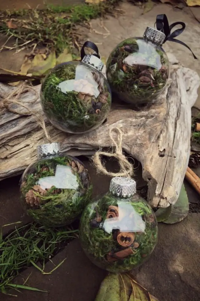 celebration yule solstice hiver decoration boule transparente en verre remplie de mousse et d'éléments naturels