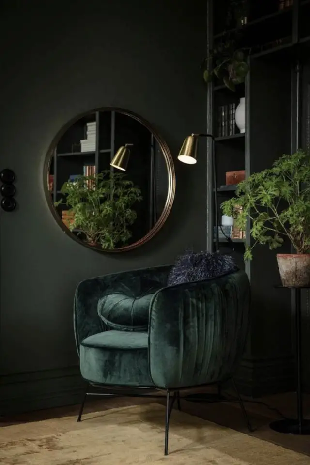 couleur noir deco salon exemple fauteuil en velours vert miroir rond ambiance intime et élégante
