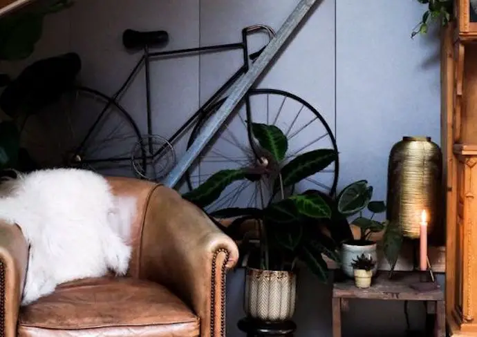 couleurs materiaux style masculin conseils salon fauteuil en cuir couleur sombre bois chaleureux lumineux