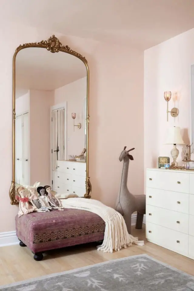 deco chambre fille rose exemple peinture pastel grand miroir ancien laiton doré