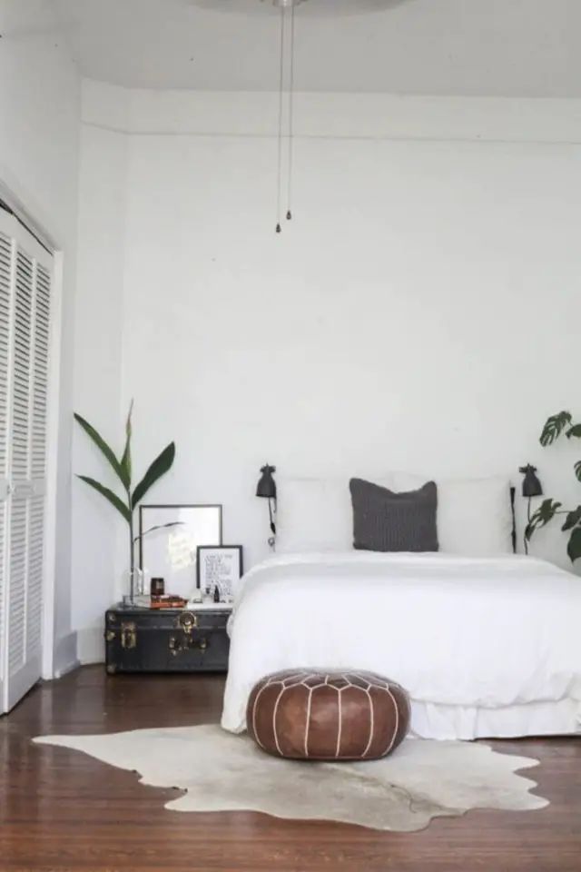 deco chambre minimaliste neutre mur blanc plantes verte pouf en cuir