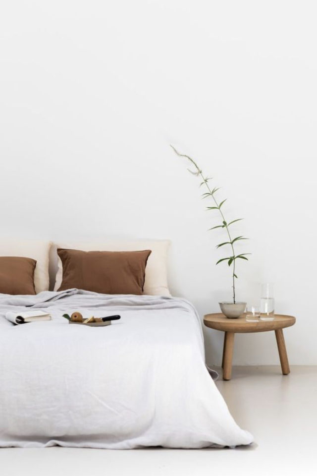 deco chambre minimaliste neutre petit tabouret bois table de nuit taies oreiller couleur