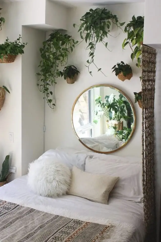 deco interieure biophilique exemple chambre à cocuher moderne blanche miroir rond plantes applique murale suspendues