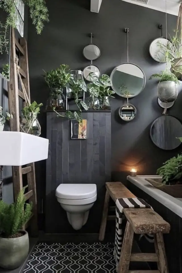 deco interieure biophilique exemple salle de bain sombre plantes vertes moderne