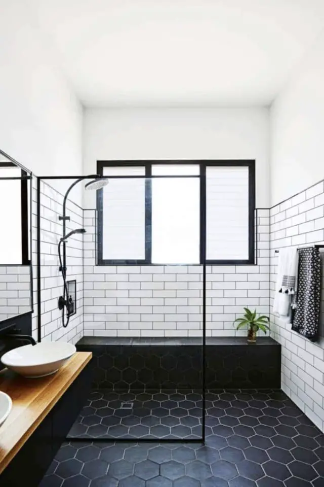 decor masculin materiaux couleurs exemple salle de bain lumineuse faïence blanche baignoire noire porte douche épurée