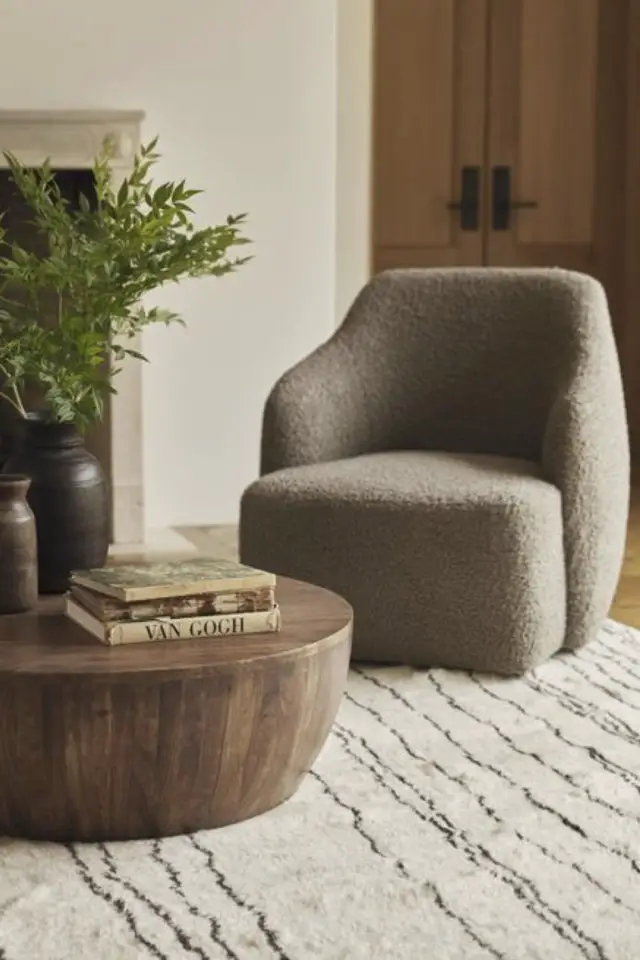 decoration tendance arrondie exemple ambiance slow design salon tapis laine table basse ronde bois fauteuil laine incurvé
