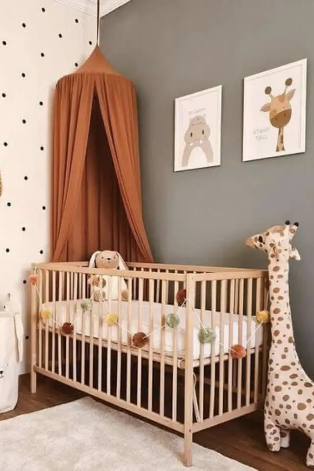 exemple chambre bebe theme safari ciel de lit couleur terracotta lit en bois girafe couleur vert sauge