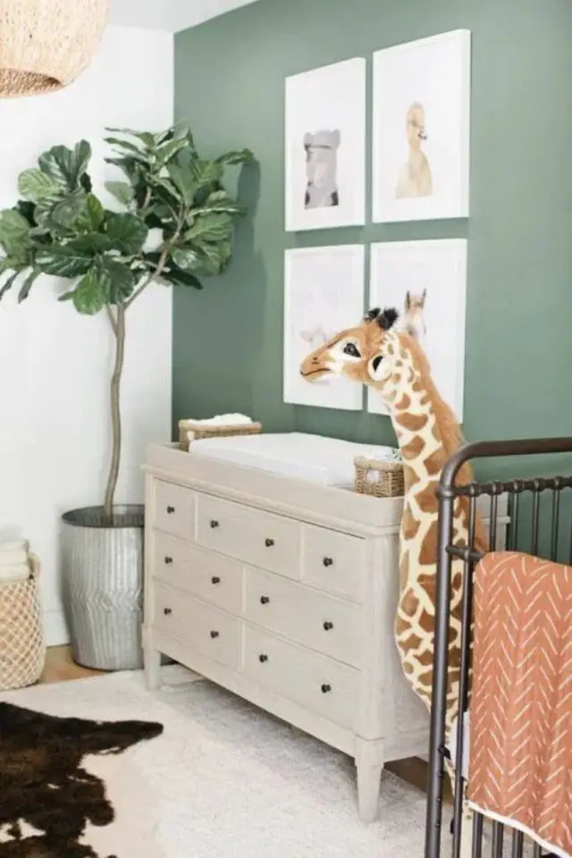 exemple chambre bebe theme safari mur vert sauge table à langer beige girafe en peluche