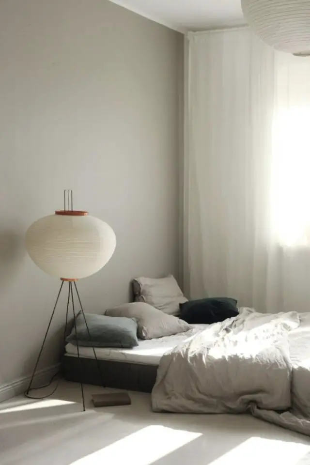 exemple chambre minimaliste cosy peinture grise lampe lampadaire papier simplicité linge de lit