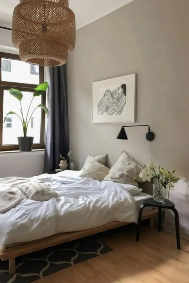 exemple chambre minimaliste cosy couleur mur beige simplicité applique murale noire