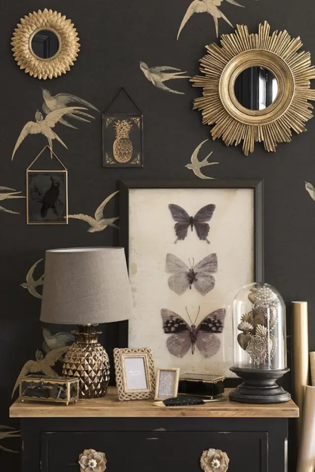 exemple deco style gothique cabinet curiosité papillon encadré papier peint sombre naturalisme