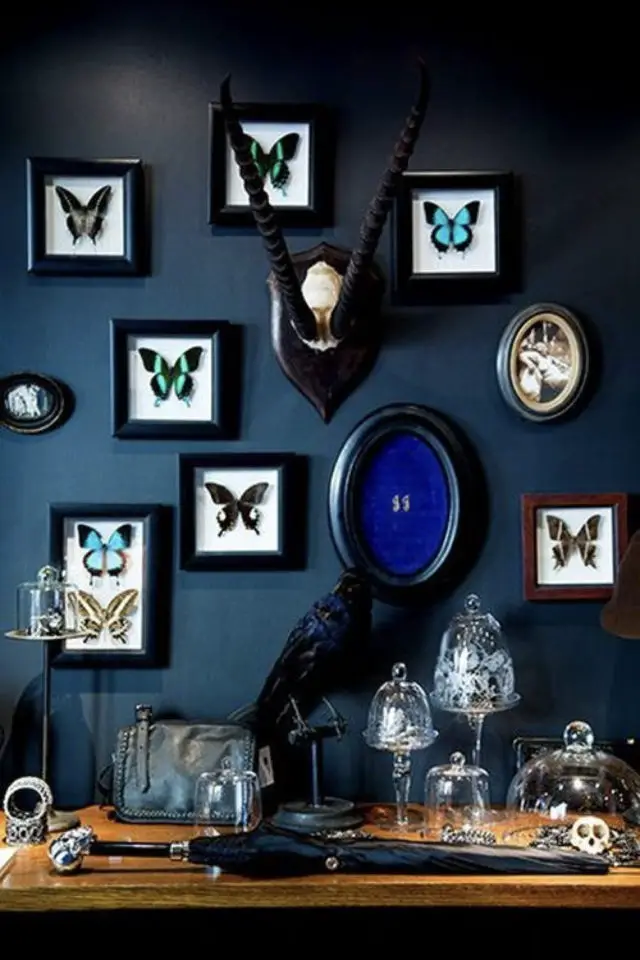 exemple deco style gothique peinture bleu foncée papillons encadrés décoration murale goth
