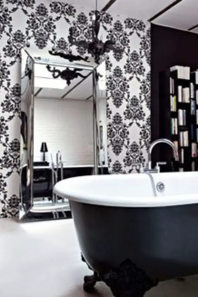 exemple deco style gothique papier peint noir et blanc volutes arabesque salle de bain goth