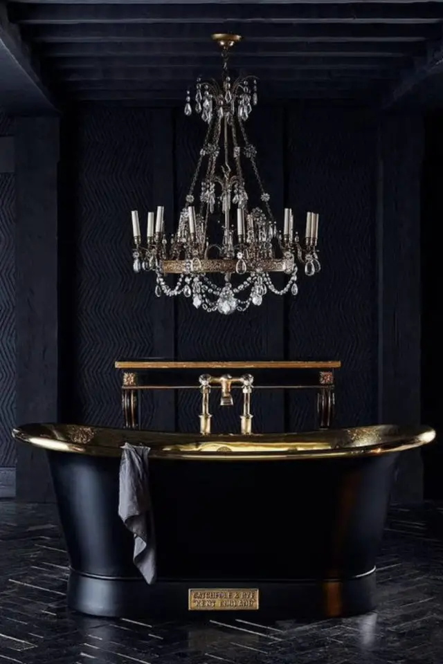 exemple deco style gothique goth chic salle de bain noire lustre pampilles baignoire sur pied laiton doré