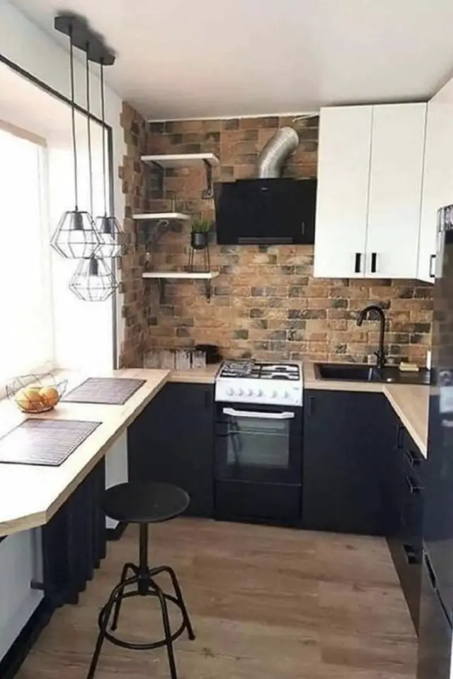 exemple meuble noir petite cuisine ambiance masculine mur brique meuble haut blanc