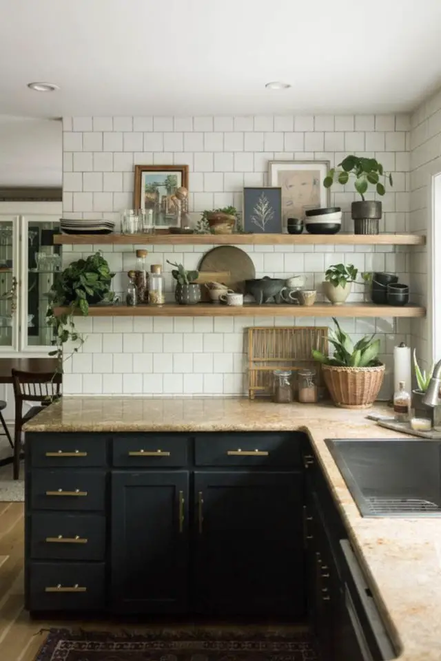 exemple meuble noir petite cuisine plan de travail bois étagère murale classique chic