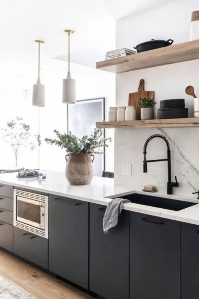 exemple meuble noir petite cuisine moderne tendance plan de travail et crédence blanche