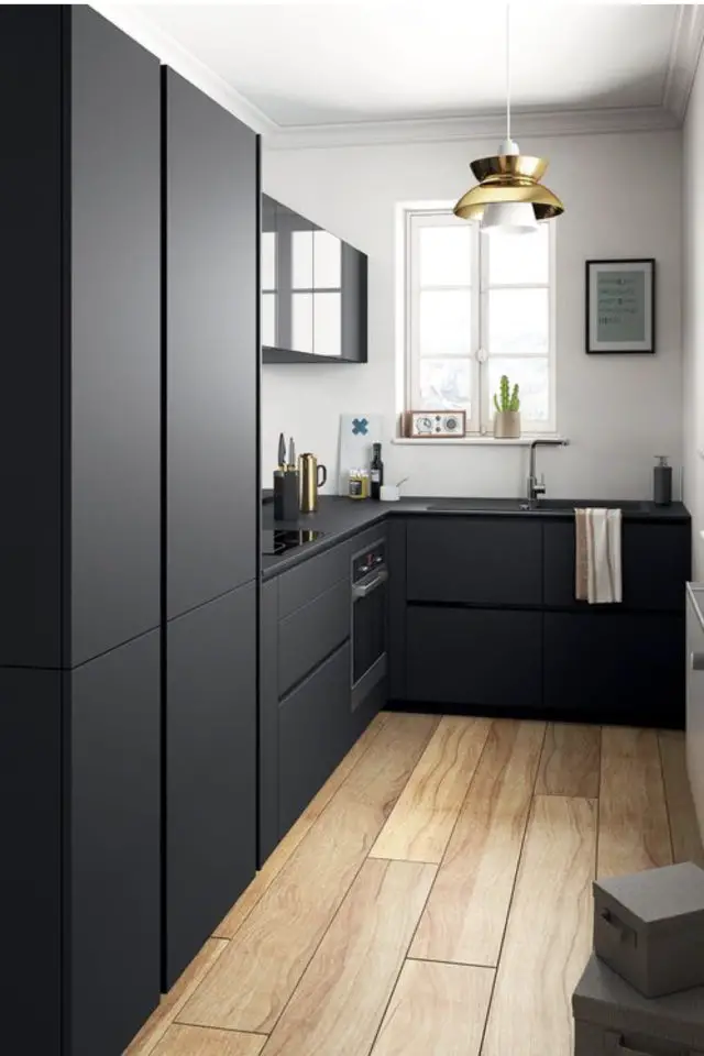 exemple meuble noir petite cuisine moderne épuré plancher bois mur blanc