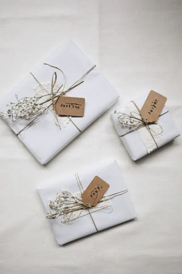 exemple paquet cadeau elegant blanc ficelle simplicité étiquette Kraft