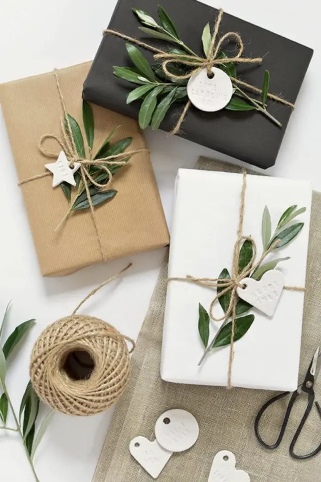 exemple paquet cadeau elegant blanc branche eucalyptus Kraft noir simple