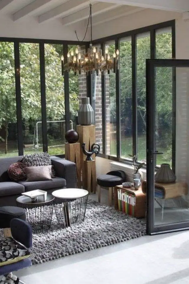 exemple salon veranda moderne fenêtre noire ambiance cosy