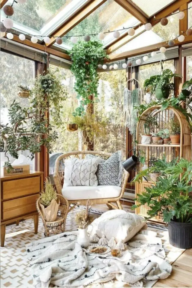 exemple salon veranda urban jungle bois plante rotin lumière moderne