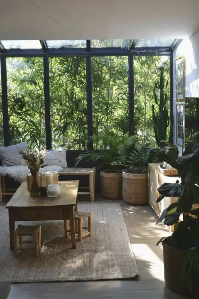 exemple salon veranda tendance moderne bois végétation plante cosy