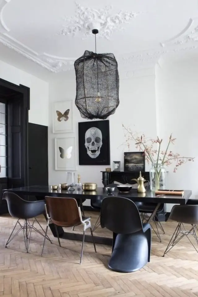 exemple tendance goth chic décor salle à manger blanche meuble vintage cadre crâne