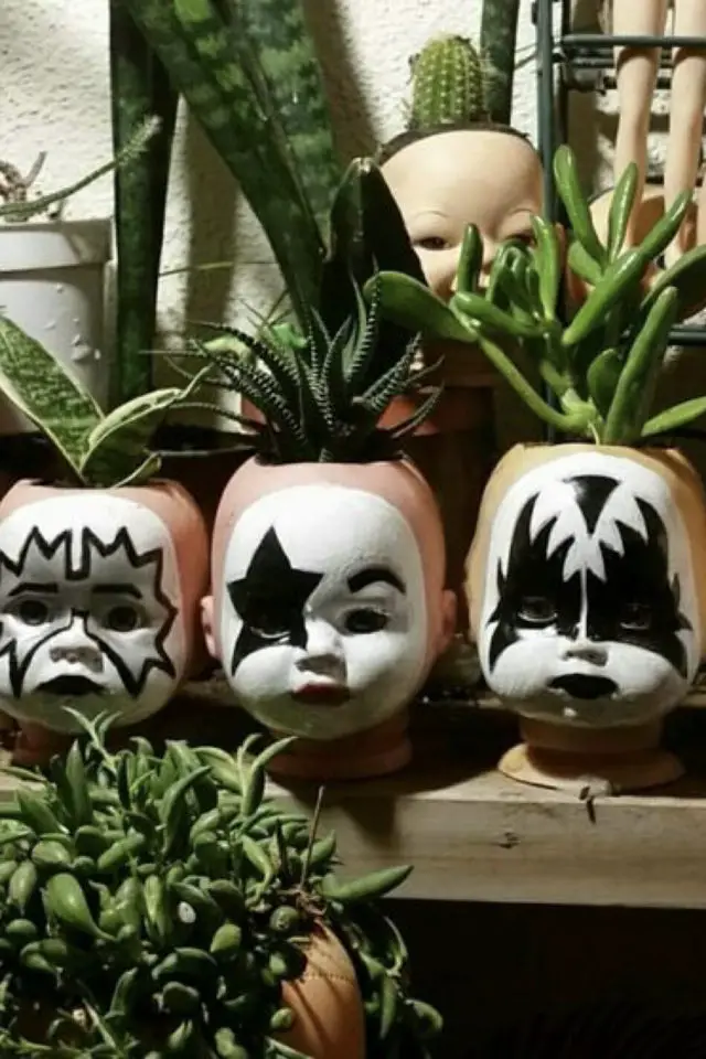 exemple tendance goth chic creepy cute mignon sinistre détournement poupée Kiss groupe musique plantes vertes