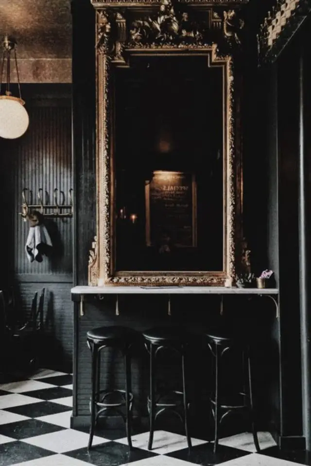 exemple tendance goth chic grand miroir encadrement doré meuble et décoration noir