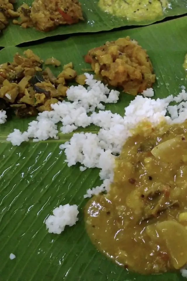 inde pays extradordinaire exemple thali plat typique indien feuille de banane riz légume curry