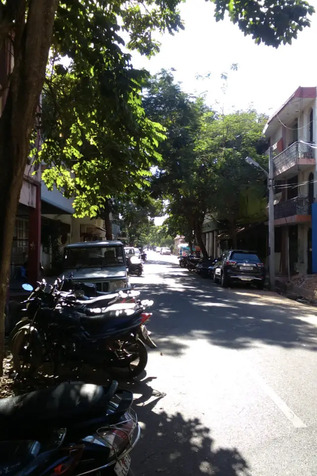 inde pays extraordinaire exemple rue tranquille de Pondicherry entre midi et deux chaleur