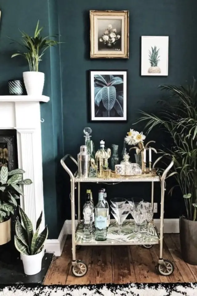 relooking salle a manger exemple ambiance élégante bar desserte cheminée couleur vert sapin moderne