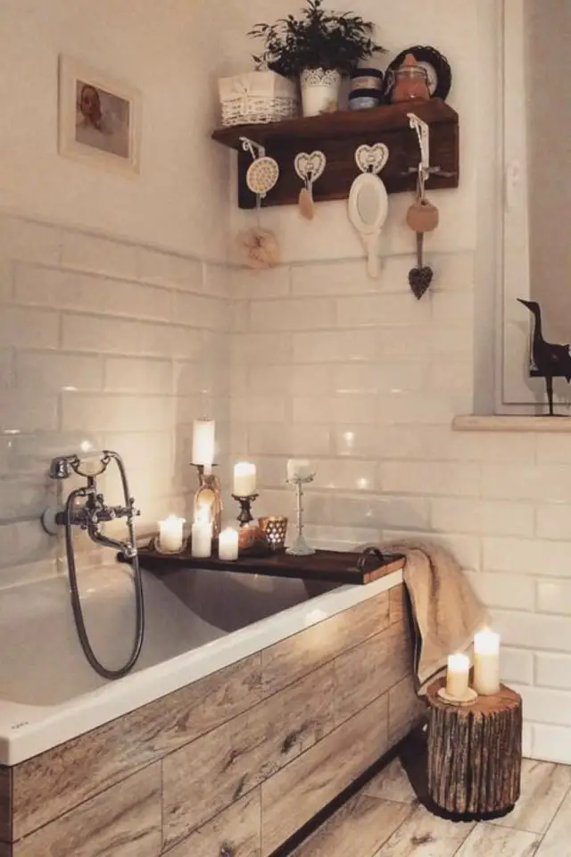salle de bain cosy exemple baignoire bois bougies ambiance tamisée