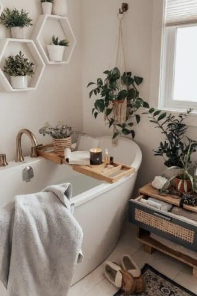 salle de bain cosy exemple baignoire ilot plantes vertes moderne bois simplicité détente