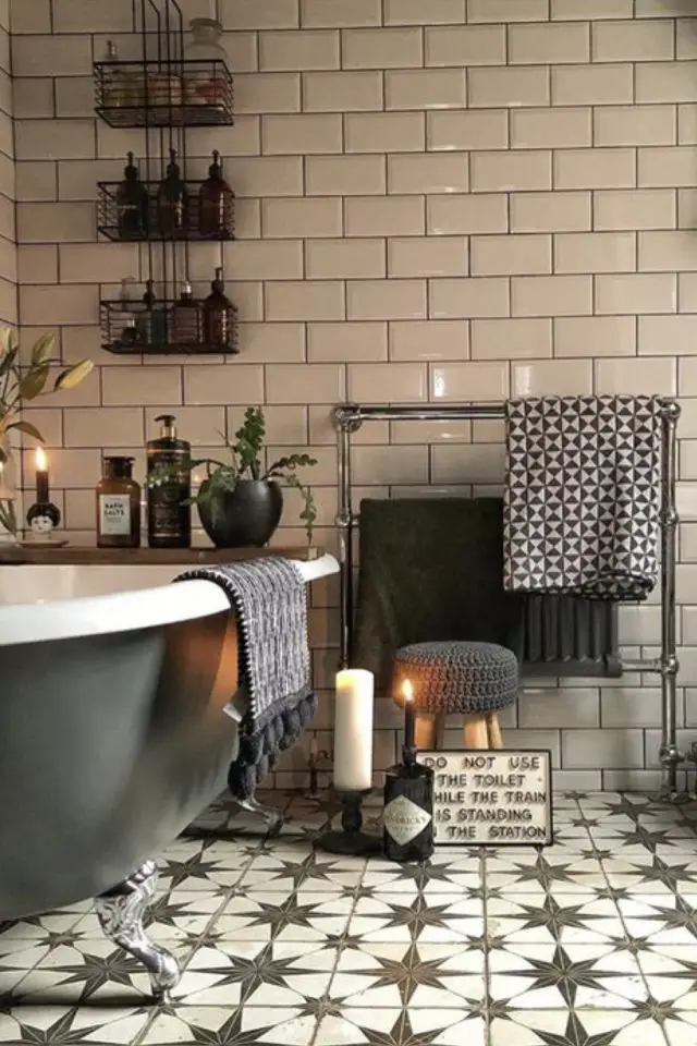 salle de bain cosy exemple style classique chic baignoire ancienne carreaux de ciment bougie