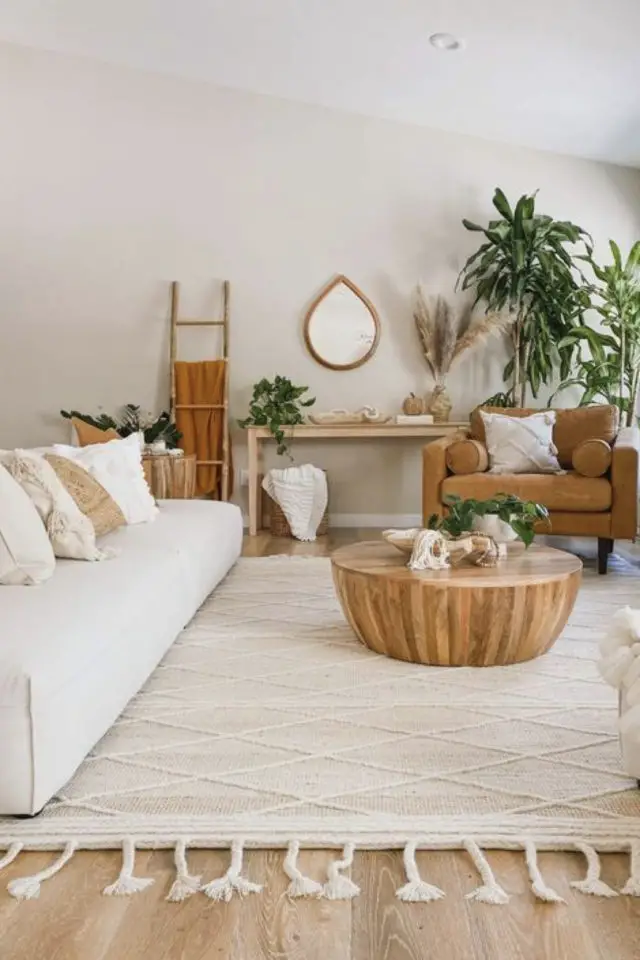 salon sejour japandi exemple tapis canapé couleur beige fauteuil en cuir mobilier en bois