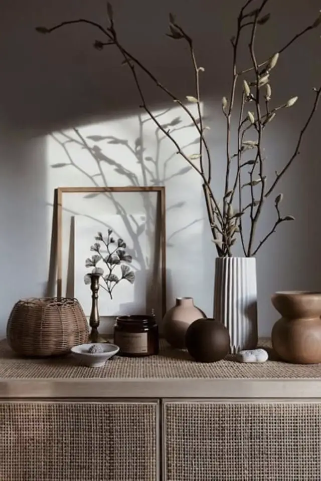 salon sejour japandi exemple détails décoratifs dessus de meuble vase cadre bougeoir