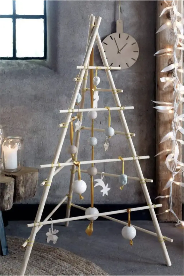 sapin de noel diy sapin minimaliste  en baguette de bois  boules et étoiles de Noël