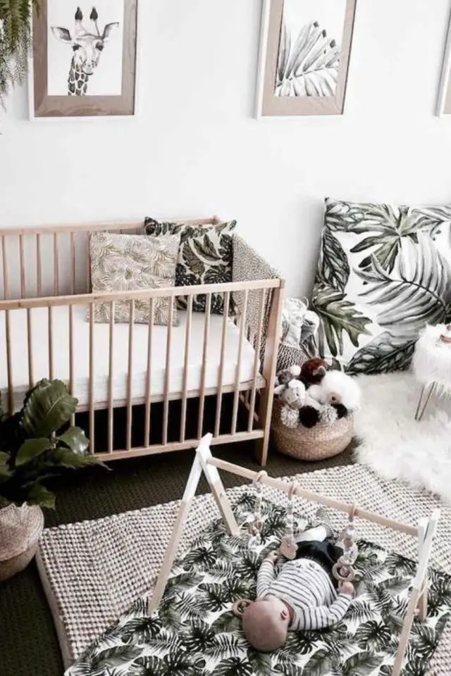 chambre enfant decor nature exemple bébé lit à barreaux bois motif imprimé tropical