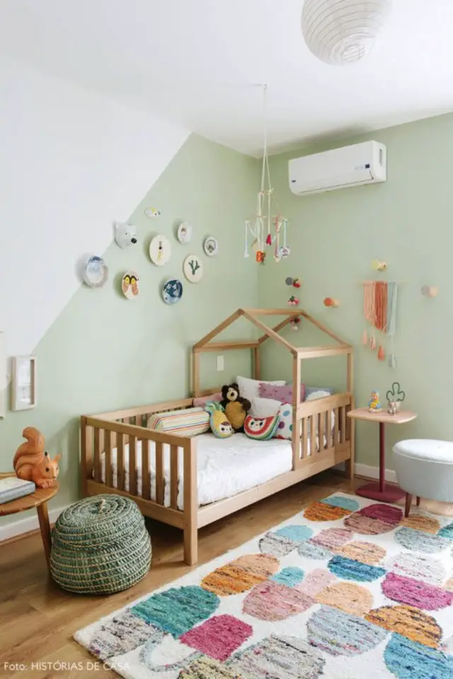 chambre enfant decor nature exemple peinture duo couleur vert amande lit bois cabane