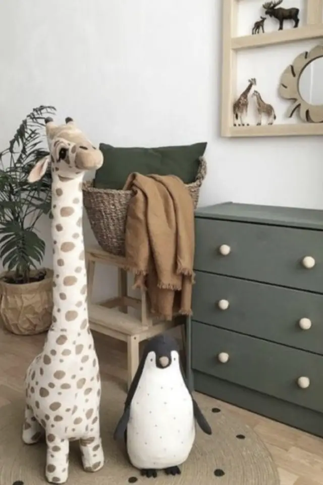 chambre enfant decor nature exemple commode couleur vert sauge kaki peluche girafe pingouin