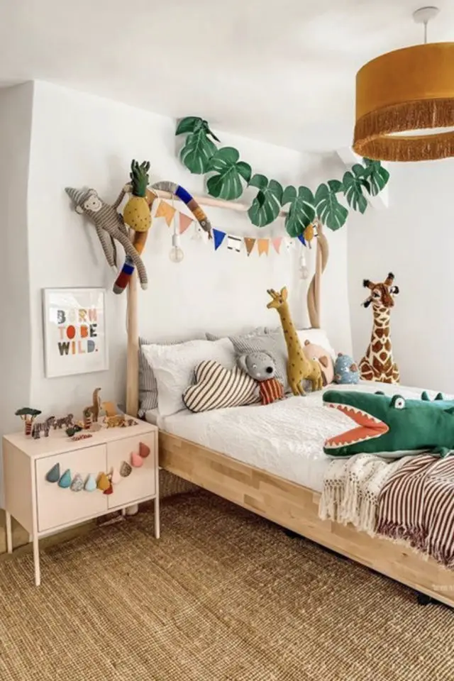 chambre enfant decor nature exemple lit en bois simple peluche décorative