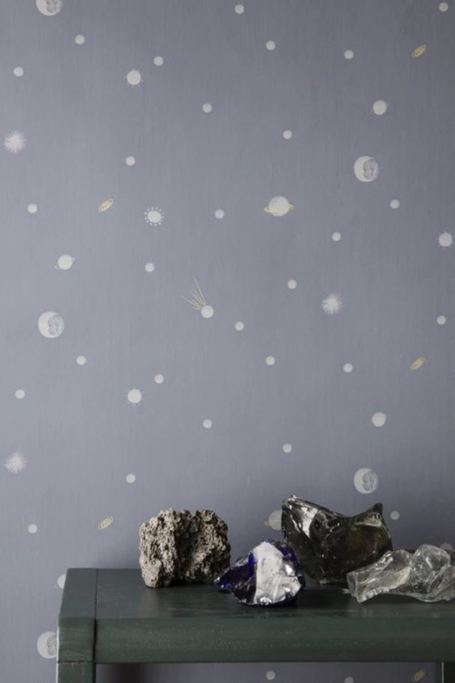 chambre enfant thematique lune exemple papier peint gris motif étoiles lune