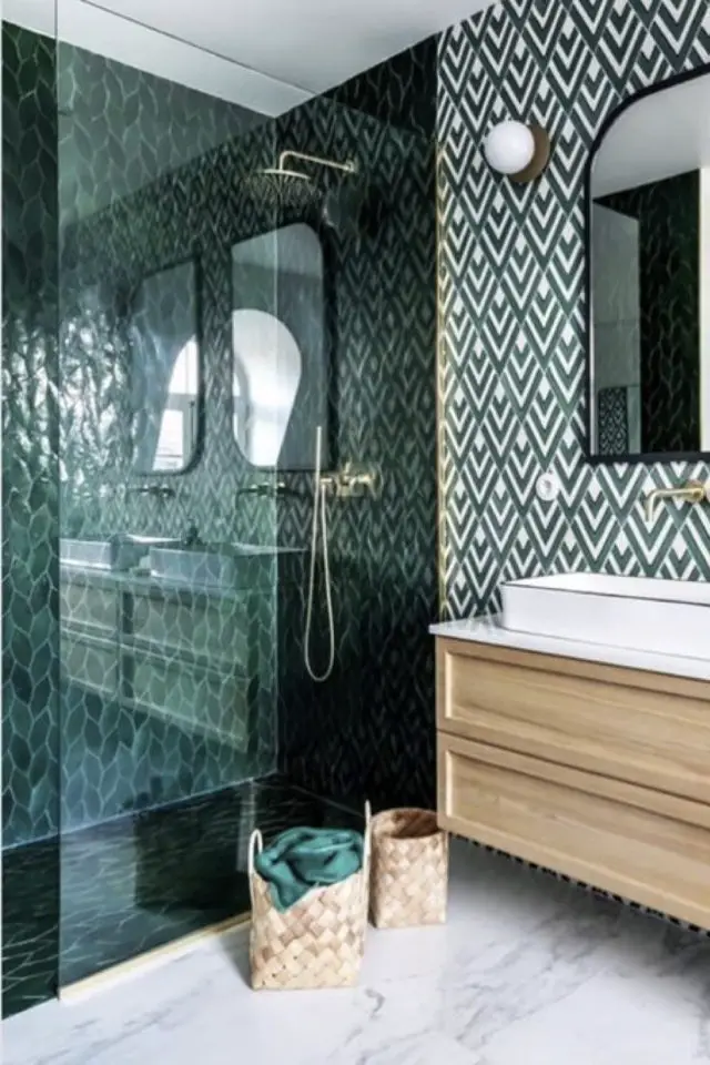 comment relooker salle de bain revêtement sol et mur différent espace douche carrelage vert moderne