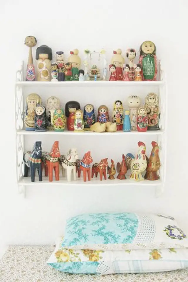 decoration rangement jouets adulte exemple étagère murale string blanche jeux figurines collection