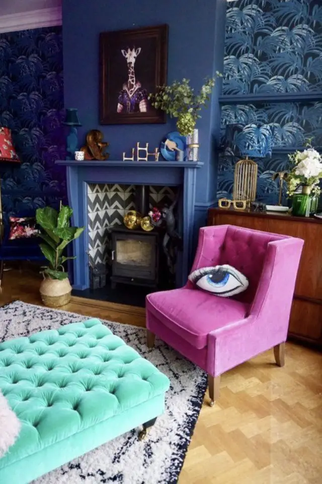 decoration style annees 90 retro contraste fort chaud froid bleu et rose salon fauteuil peinture cheminée