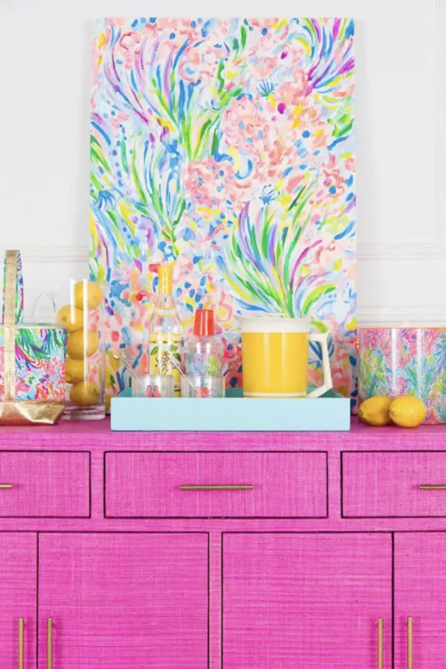 decoration style annees 90 retro peinture buffet rose pétant séjour hyper coloré